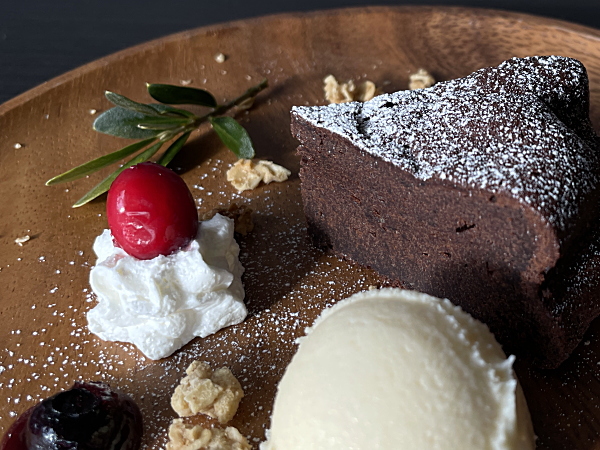 クリスマス限定ガトーショコラをおしゃれに盛りつけて