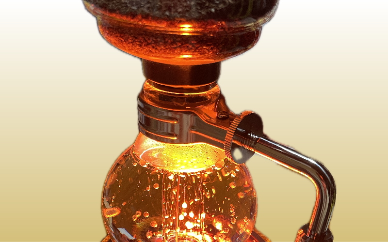 厳選豆をサイフォンで1杯ずつ丁寧に抽出する薫り高いコーヒー他ソフトドリンクも